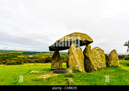 La spectaculaire chambre funéraire de Pentre Ifan est composé de trois grosses pierres soutenant un capstone estimé à peser 16 tonnes Banque D'Images