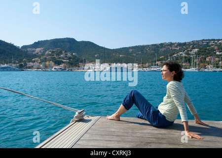 Touristique avec une vue sur la mer, Port d'Andratx, Mallorca, Majorque, Îles Baléares, Espagne, Europe Banque D'Images