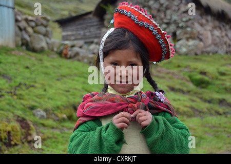 Habillé traditionnellement indio fille dans les montagnes des Andes, près de Cuzco, Pérou, Amérique du Sud Banque D'Images