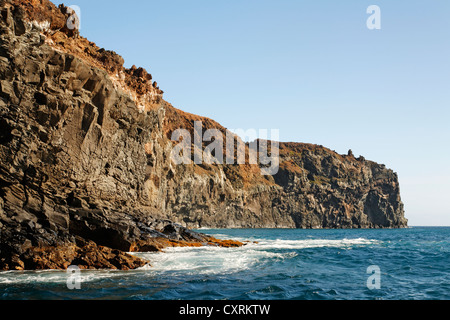 Les falaises volcaniques, les couches rocheuses sur la côte, l'île de San Benedicto, près de Socorro, Îles Revillagigedo, archipel, Mexique Banque D'Images