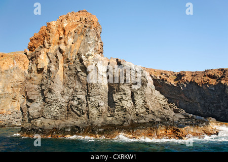 Les falaises volcaniques, les couches rocheuses sur la côte, l'île de San Benedicto, près de Socorro, Îles Revillagigedo, archipel, Mexique Banque D'Images