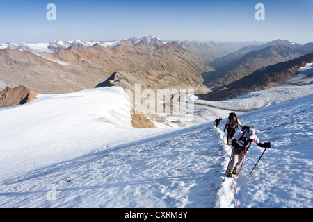 Les randonneurs lors de l'ascension de Similaun Montagne sur glacier Niederjochferner dans Senales Valley, regardant vers la crête de Marzell Banque D'Images