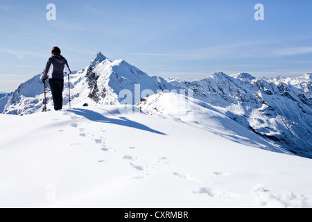 Randonneurs sur Roethenspitz au-dessus de la montagne Penser Joch pass, en regardant vers le sommet de la montagne, Penser Weisshorn Sarn Valley Banque D'Images