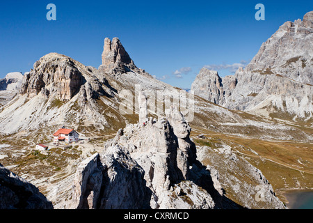 Au cours de la descente de randonneur col Paternkofel, à plus de trois sommets Hut vers Toblinger Knoten Mountain, Alta Pusteria Banque D'Images