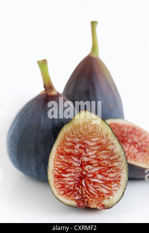 Figues fraîches bio, isolé sur blanc. Figues entières et tranchées ensemble. Banque D'Images