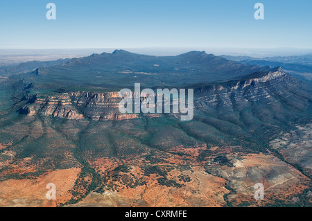 AERIAL of Wilpena Pound dans le parc national des Flinders Ranges. Banque D'Images