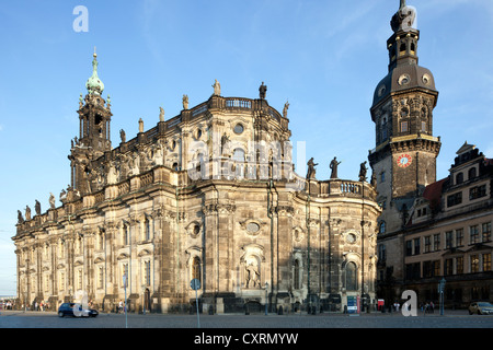 L'Église catholique de la Cour Royale de Saxe, du château de Dresde avec Hausmannturm tower, place Theaterplatz, Dresde, Saxe Banque D'Images