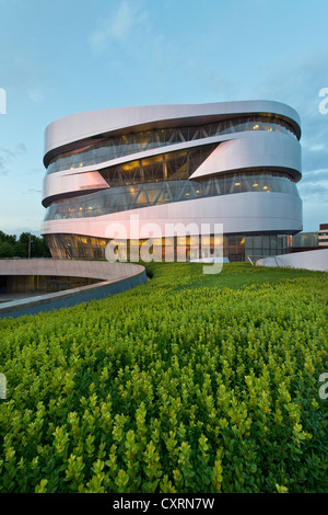 Musée Mercedes-Benz dans la soirée, l'architecture moderne, Daimler, Bad Cannstatt, à Stuttgart, Bade-Wurtemberg, Allemagne, Europe Banque D'Images