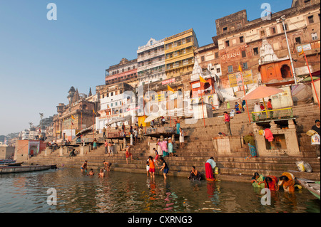 Les baigneurs, bateaux, Ghats, Saint escalier menant au Gange, vue sur la ville tôt le matin, Varanasi, Benares ou Kashi Banque D'Images