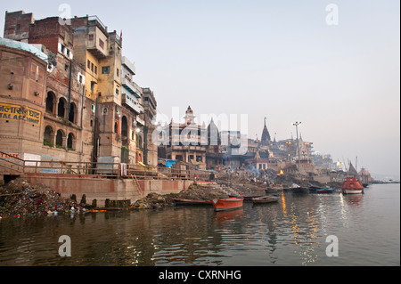 La crémation des corps à l'Manikarnika Ghat, le Gange, Varanasi, Benares ou Kashi, Uttar Pradesh, Inde, Asie Banque D'Images