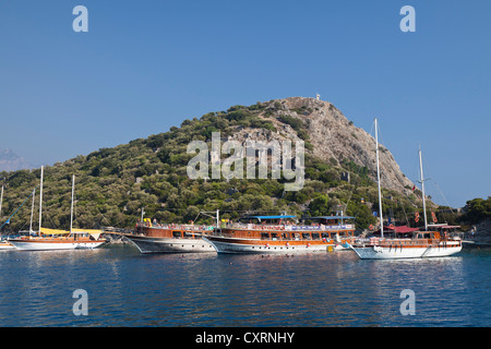 Excursion en bateau au large de l'île de Gemiler dans le golfe de Fethiye, côte lycienne, Lycie, Mer Méditerranée, Turquie Banque D'Images