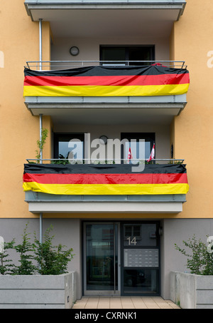 Des drapeaux allemands sur un balcon, d'un bâtiment résidentiel, Stuttgart-Zuffenhausen, Bade-Wurtemberg, PublicGround Banque D'Images
