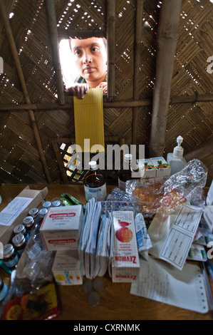 Femme à la fenêtre d'envoi de médicaments, de la clinique de l'organistaion 'Doctors aide pour le tiers monde", quartier Shibpur Banque D'Images