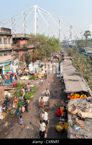 Marché, Howrah Bridge, New Delhi ou Calcutta, Bengale occidental, est de l'Inde, l'Inde, l'Asie Banque D'Images