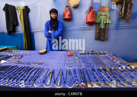 Homme touareg, commerçant d'une boutique de souvenirs dans la vieille ville de Ghat, la Libye, l'Afrique du Nord, Afrique Banque D'Images