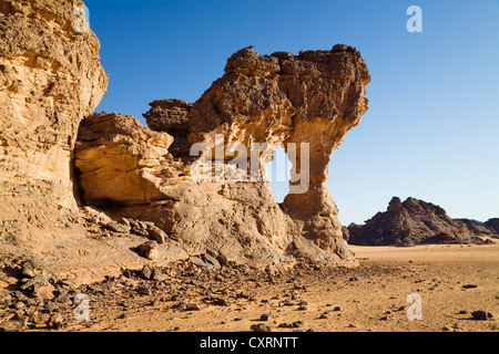 Arche naturelle, des formations rocheuses dans le désert de Libye, Wadi Awis, montagnes ou Acacus Tadrart Acacus, Libye, Afrique du Nord, Afrique Banque D'Images