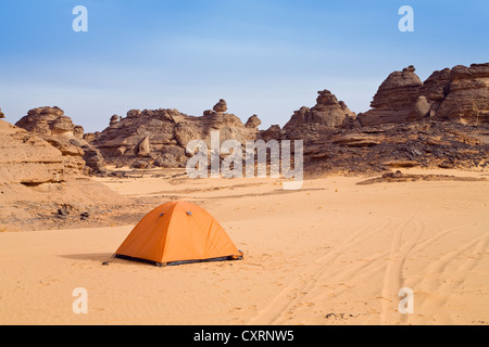 Tente, des formations rocheuses dans le désert de Libye à Wadi Awis, montagnes ou Acacus Tadrart Acacus, Libye, Afrique du Nord, Afrique Banque D'Images