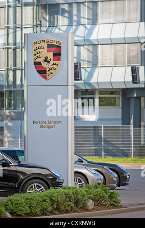 Carte avec le logo de l'entreprise Porsche, Porsche Centre, usine, Stuttgart-Zuffenhausen, Bade-Wurtemberg Banque D'Images