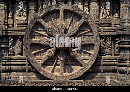 Sculpté dans la pierre de la roue de char, le dieu solaire Védique Surya Surya, Temple ou Temple du Soleil, l'UNESCO World Heritage Site, Konarak Banque D'Images