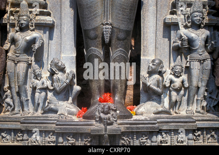 Divinités hindoues et statues prier, statue du dieu solaire Védique Surya Surya, Temple ou Temple du Soleil, Site du patrimoine mondial de l'UNESCO Banque D'Images