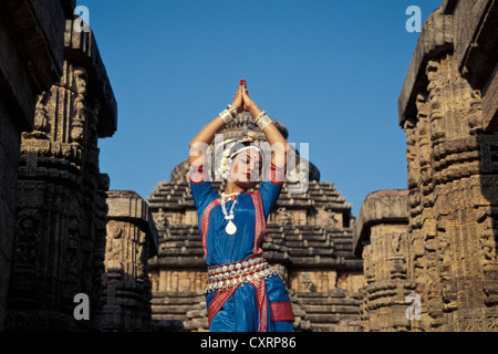 Danseuse Odissi à l'exécution de Surya ou Temple du Soleil, l'UNESCO World Heritage Site, Konarak, Orissa Konark, ou est de l'Inde, l'Inde Banque D'Images