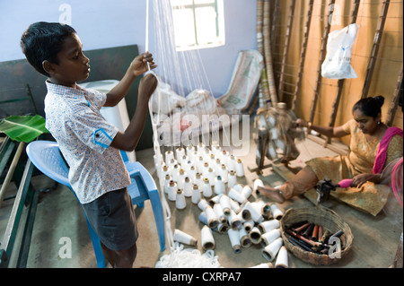 Enfants travailleurs travaillant dans une usine de moustiquaire, Karur, Tamil Nadu, Inde du Sud, Inde, Asie Banque D'Images