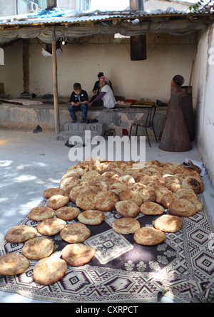 Ancien bain turc traditionnel avec boulangerie pains fraîchement cuits, à Konya en Turquie centrale Banque D'Images