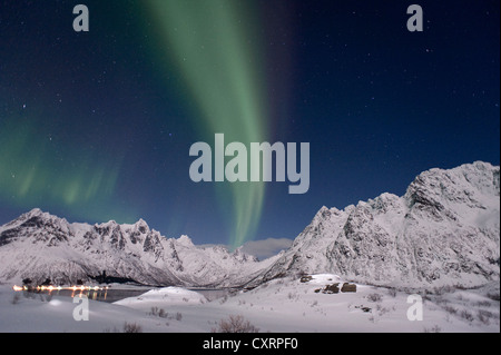 Northern Lights ou lumières polaires dans Austnesfjorden, au-dessus de la vallée d'Rørdhopskardet Geitgallien entre Mt, gauche Banque D'Images