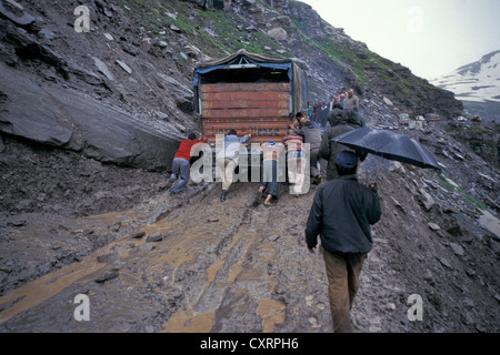 Chariot est poussé, édulcoré et la route vulnérables aux glissements de terrain, Rohtang, Manali Leh l'autoroute, l'Himachal Pradesh Banque D'Images