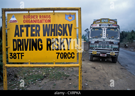 Camion, panneau ou avertissement, invitation à conduire prudemment, Rohtang, Ladakh, Himalaya indien, le Jammu-et-Cachemire Banque D'Images