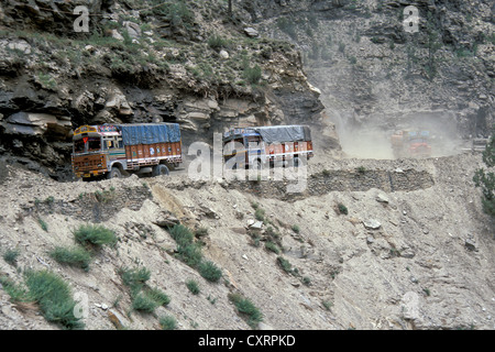 Les camions roulant sur une route poussiéreuse sujets aux glissements, Manali Leh l'Autoroute Près de Keylong ou Kyelang Himahal, Pradesh Banque D'Images