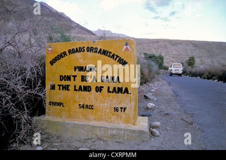 Signe de pierre, humoristique et poétique invitation à conduire avec prudence, la Vallée de Nubra, Ladakh, Himalaya indien, le Jammu-et-Cachemire Banque D'Images