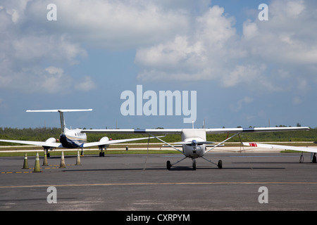 Avions légers liés sur le stand à l'aéroport international de Key West Florida Keys usa Banque D'Images