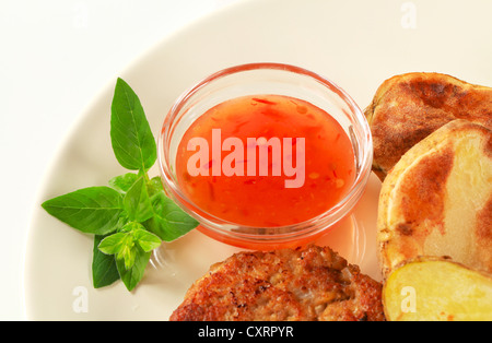 Galette de légumes avec pommes de terre rôties et trempette épicée Banque D'Images