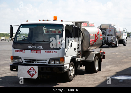 Avfuel les camions d'alimentation en carburant de l'aviation à l'aéroport international de key west petites touches floride usa Banque D'Images