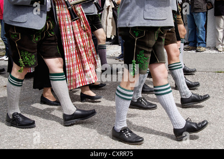 Brass band de Haute-bavière, hommes et femmes portant des vêtements traditionnels, Iffeldorf, Upper Bavaria, Germany, Europe Banque D'Images