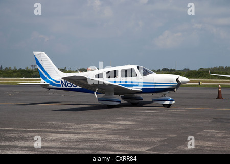 Les petits avions privés monomoteurs taxis à l'aéroport international de Key West, Florida Keys usa Banque D'Images