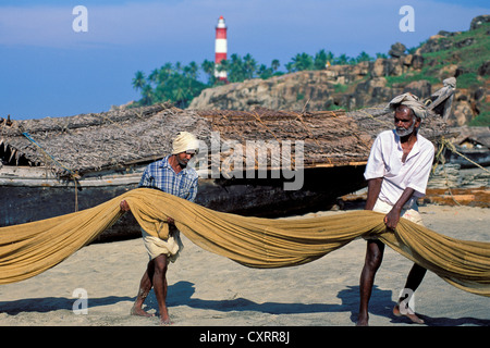 Tirant les pêcheurs dans leurs filets, phare, Kovalam, Kerala, Inde du Sud, Inde, Asie Banque D'Images