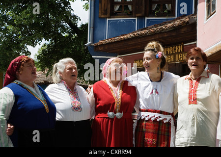 Les chanteurs, groupe de folklore slave, Koprivshtitsa, Bulgarie, Europe Banque D'Images