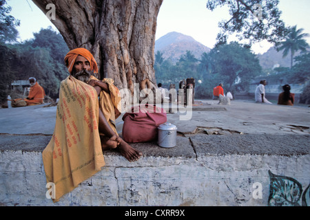 Sadhu, Tiruvannamalai temple Ville de pèlerinage, la sainte colline Arunachala à l'arrière, Tamil Nadu, Inde du sud, l'Asie Banque D'Images