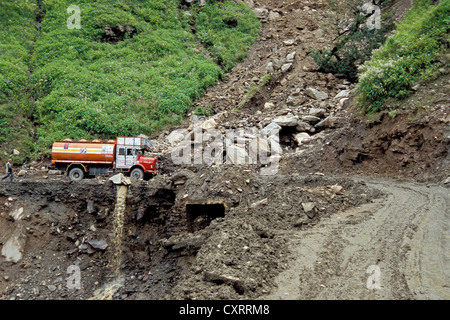 La conduite de camions sur une route en danger par les glissements de terrain, Rohtang, Manali-Leh-autoroute, l'Himachal Pradesh, l'Himalaya Indien Banque D'Images