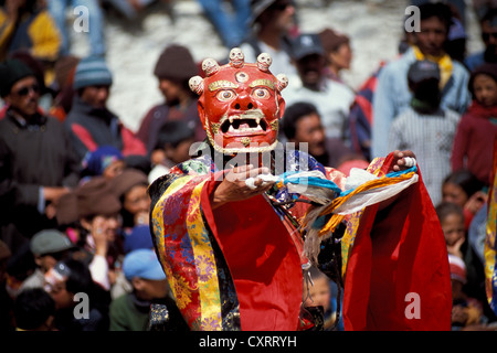 Danseuse Cham avec un masque rouge, tibétaine danse masquée, monastère tibétain festival, Sani, à Padum, Zanskar, Ladakh Banque D'Images
