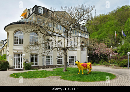 Statue de vache peintes de couleurs vives en face de l'hôtel Parkhotel Schlangenbad,, Hesse, Germany, Europe Banque D'Images