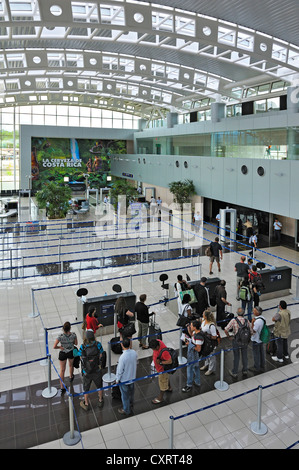 Salle d'enregistrement, terminal de départ, l'aéroport de San José, Costa Rica, Amérique Centrale Banque D'Images