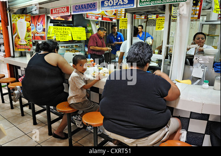 Les femmes obèses, fast food restaurant sur le marché Central, San José, Costa Rica, Amérique Centrale Banque D'Images