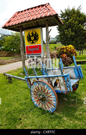 Oxcart colorés typiques, Monteverde, province d'Alajuela, Costa Rica, Amérique Centrale Banque D'Images