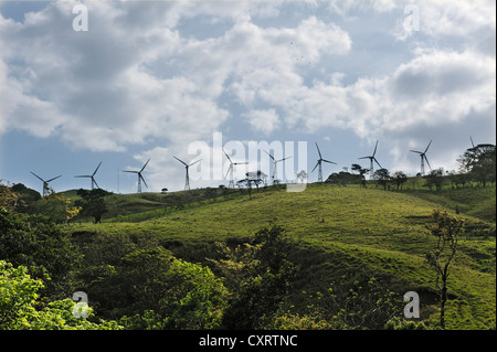 Éoliennes au Lac Arenal, extrémité ouest, province d'Alajuela, Costa Rica, Amérique Centrale Banque D'Images