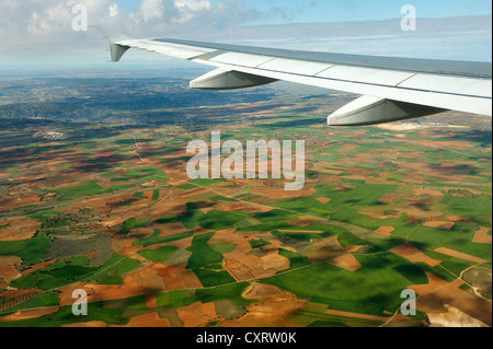 Vue d'un avion pendant le vol de Francfort à Madrid, champs et forêts sous l'aile de l'avion Banque D'Images