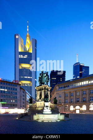 Tour de la Commerzbank, Johannes Gutenberg monument, la place Goetheplatz, Frankfurt am Main, Hesse, Germany, Europe, PublicGround Banque D'Images