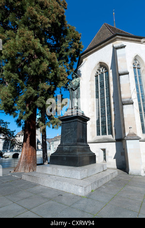 Statue de réformateur Ulrich Zwingli en face de l'église Wasserkirche, Zurich, Switzerland, Europe Banque D'Images